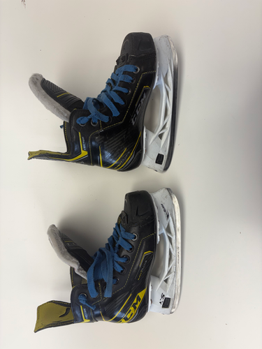 CCM Tacks Vector Hockey Skates Regular Width Size 1.5 (Used)