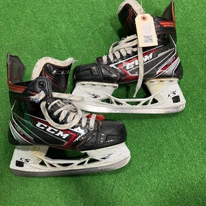 Intermediate CCM JetSpeed FT490 Hockey Skates Regular Width 6.5 (Used)