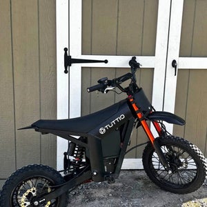 Red Unisex Tuttio e-bike