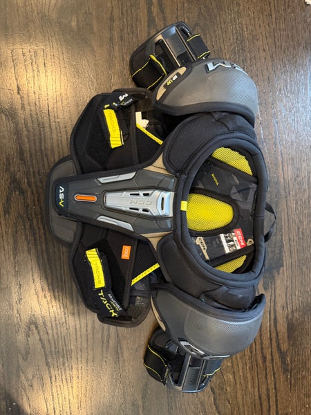 Medium Junior CCM AS-V Shoulder Pads (Used)