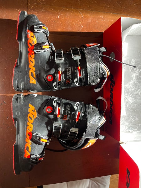 Mondo 23 & 23.5 Unisex Nordica Dobermann Racing Ski Boots Medium Flex (Used)