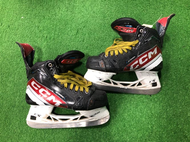 Intermediate CCM JetSpeed Vibe (SMU) Hockey Skates Regular Width 6 (Used)