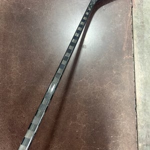Junior Pro Blackout Hockey Stick Right Handed P28 40 Flex (Used)