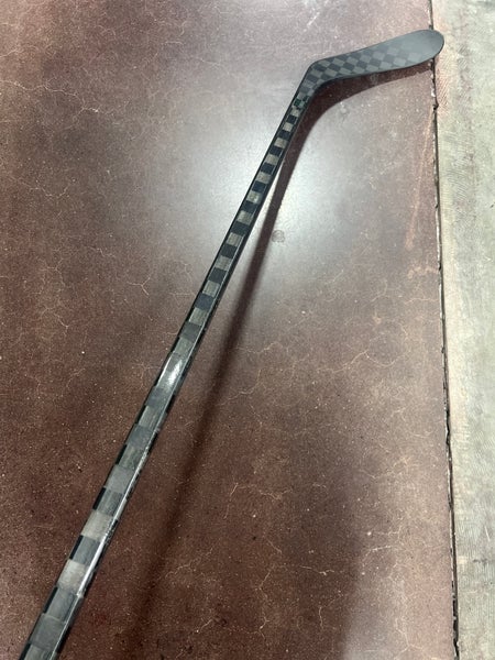 Junior Pro Blackout Hockey Stick Right Handed P28 40 Flex (Used)
