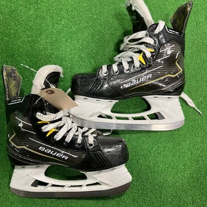 Junior Bauer Supreme M40 Hockey Skates Regular Width Size 3.5 (Used)