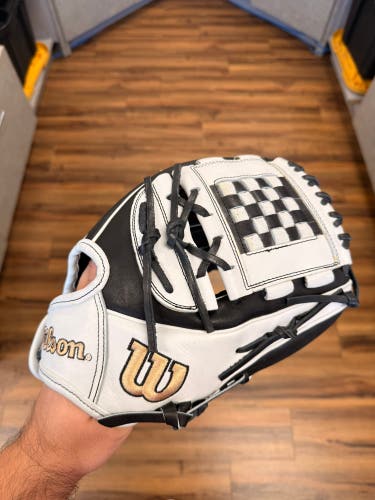 Wilson A2000 RH Pitcher's Softball Glove 12" P12 (New)