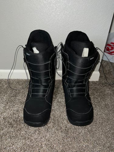 Men's Size M 14.0 (W 15.0) Burton Moto Snowboard Boots Medium Flex All Mountain (Used)