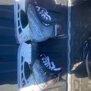 Bauer Vapor Hyperlite Hockey Skates Regular Width 12 (Used)