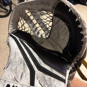 Vaughn Velocity Goalie Catch Glove – INT – White/Black – Good Condition