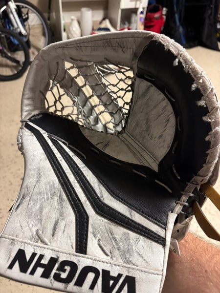 Vaughn Velocity Goalie Catch Glove – INT – White/Black – Good Condition