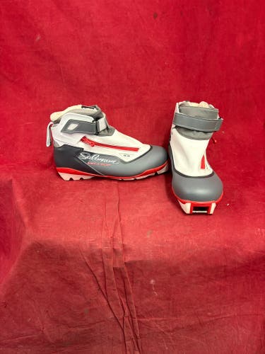 Classic Size 8.0 Salomon Cross Country Ski Boots (Used)