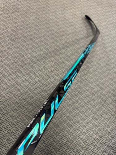 Senior Bauer PULSE Right Handed Hockey Stick P28 77 Flex (New)