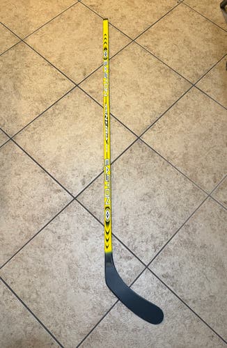 Senior Easton Synergy Grip Right Handed Hockey Stick P91A 95 Flex (New)
