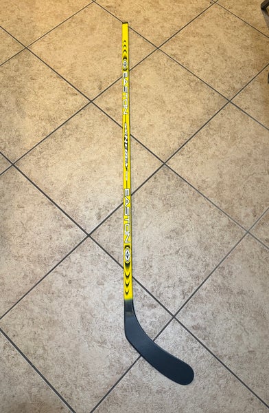 Senior Easton Synergy Grip Right Handed Hockey Stick P91A 95 Flex (New)