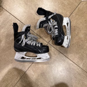 2015 Bauer Supreme 170 Hockey Skates Regular Width Size 2 (Used)