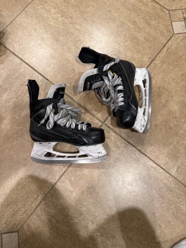 2015 Bauer Supreme 170 Hockey Skates Regular Width Size 2 (Used)