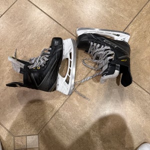 2015 Bauer Supreme 160 Hockey Skates Regular Width Size 2 (Used)