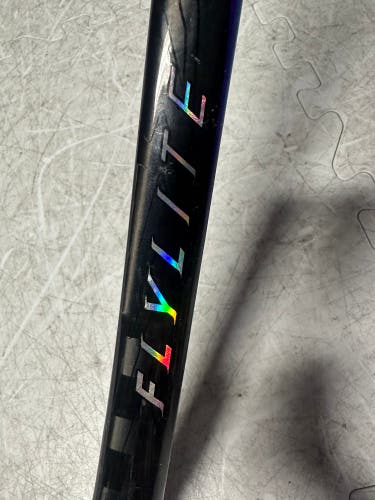 Youth Bauer Vapor FlyLite Right Handed Hockey Stick P28 30 Flex (New)