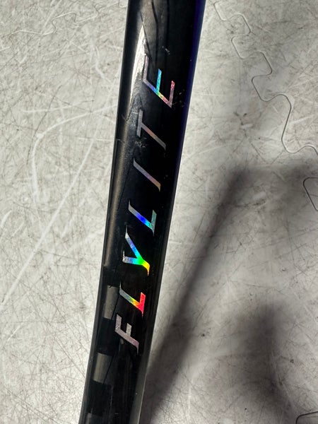 Youth Bauer Vapor FlyLite Right Handed Hockey Stick P28 30 Flex (New)