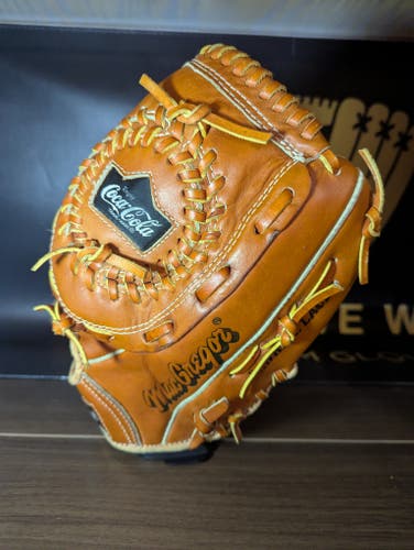 RH Infield Johnny bench coca cola collectible. Baseball Glove 12" (Used)
