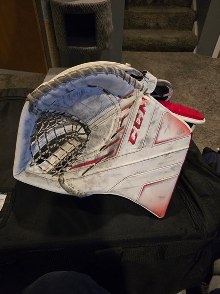 CCM Axis Pro Glove Regular White/Red (Used)