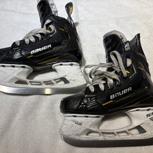 2022 Bauer Supreme M5 Pro Hockey Skates Regular Width Size 1 (Used)
