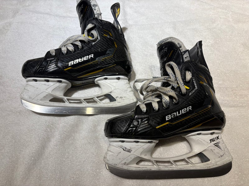 2022 Bauer Supreme M5 Pro Hockey Skates Regular Width Size 1 (Used)