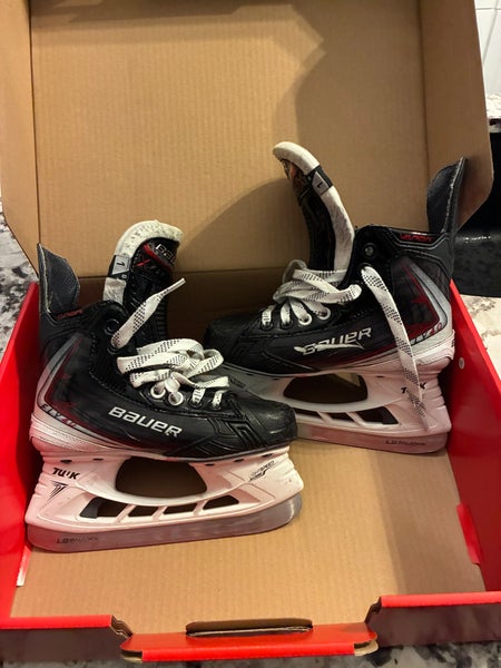 2025 Bauer Vapor FLY40 Hockey Skates Regular Width Size 1 (Used)
