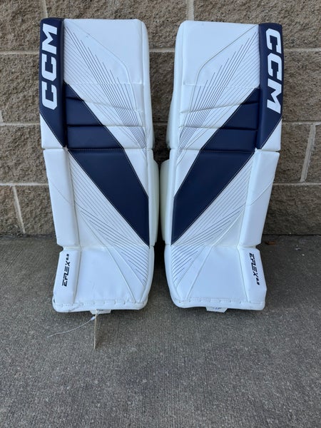 30" Intermediate CCM Eflex 6.9 Goalie Leg Pads (Used)