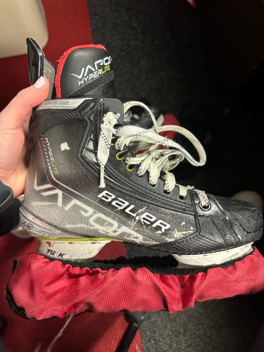 Bauer Vapor Hyperlite Hockey Skates size 6 fit 2