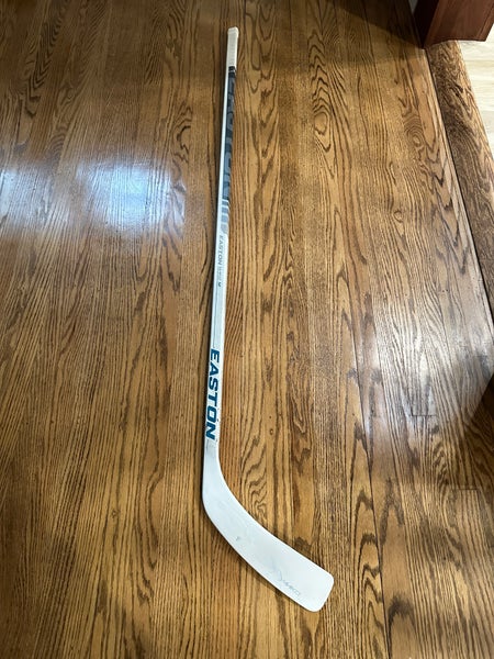 Senior Easton Mako M5 Right Handed Hockey Stick 100 Flex (Used)