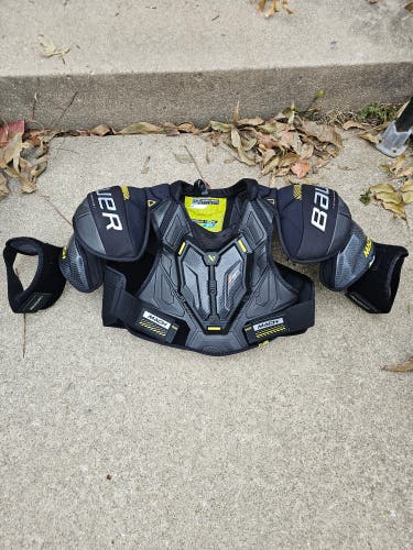 Medium Senior Bauer Supreme Mach Shoulder Pads (Used)