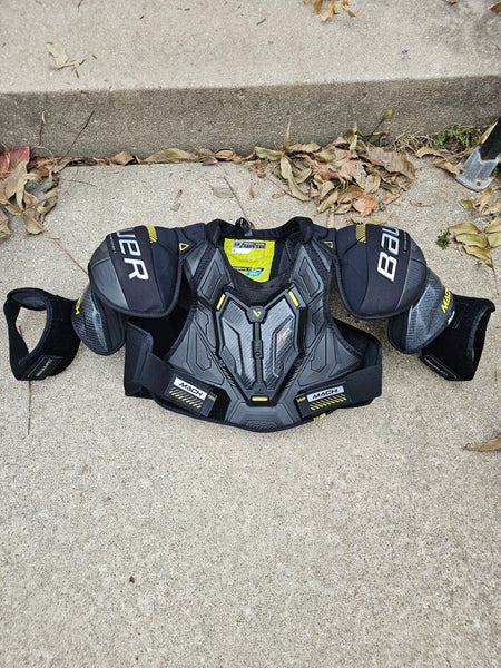 Medium Senior Bauer Supreme Mach Shoulder Pads (Used)