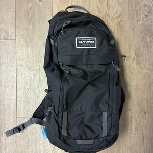 Dakine Syncline 12L Men's Hydration Pack, Black