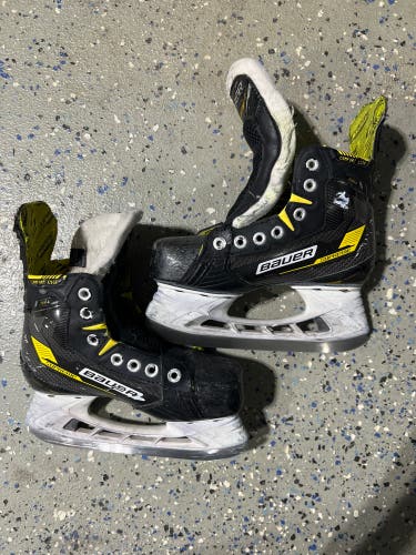 2022 Bauer Supreme M4 Hockey Skates Regular Width Size 2 (Used)