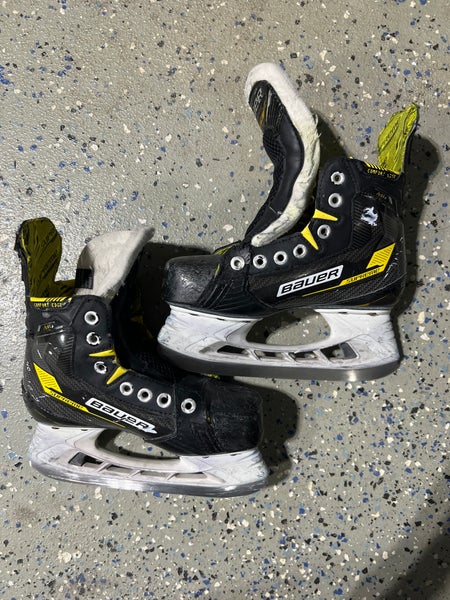 2022 Bauer Supreme M4 Hockey Skates Regular Width Size 2 (Used)
