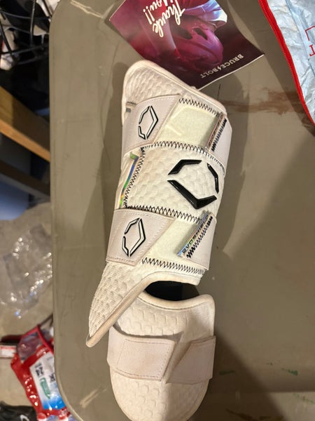 White Junior EvoShield Leg guard (Used)