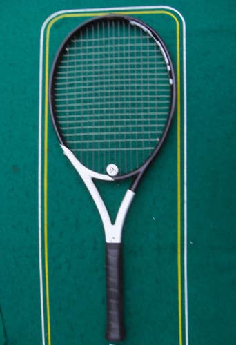 HEAD Auxetic Speed Team 700 100 in2 285g/10.1 oz 320mm 16x19 Nat Gut VGC+