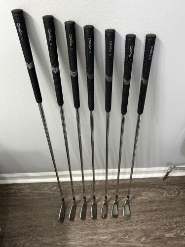 Men's TaylorMade M6 Right Handed Iron Set Regular Flex (7 Clubs) #5 - #9, PW, GW Steel Shaft (Used)