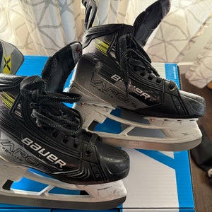 Bauer Vapor Hyperlite 2 Hockey Skates Regular Width Size 5.5 (Used)