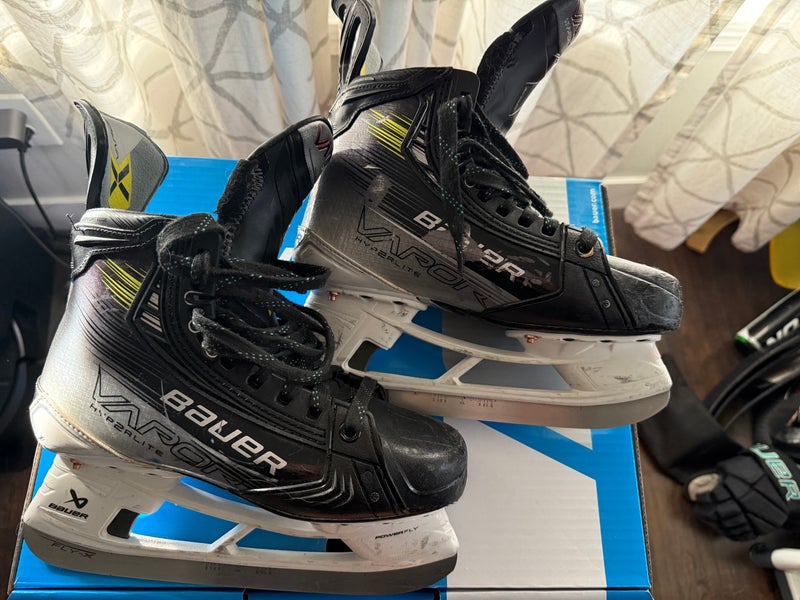 Bauer Vapor Hyperlite 2 Hockey Skates Regular Width Size 5.5 (Used)