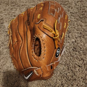Nike RH Outfield Diamond Ready Baseball/Softball Game Ready Glove 13"  Nice Glove