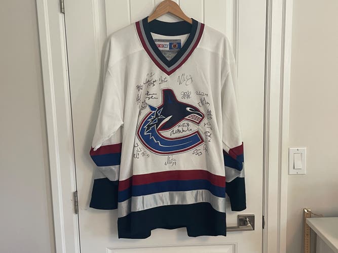 Authentic CCM Vancouver Canucks West Coast 2003 Team Autograhed Jersey Medium