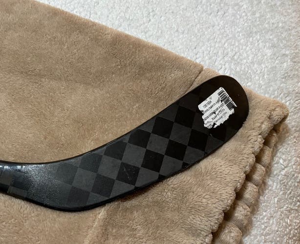 Junior Bauer Vapor Hyperlite 2 Right Handed Hockey Stick P28 40 Flex (Used)