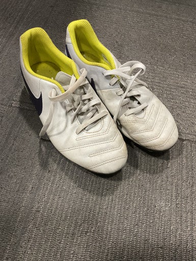 Used Nike Soccer Cleats White Junior 05.5 11614-S000225311