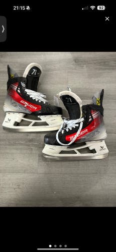 2023 Bauer Vapor Hyperlite 2 Hockey Skates Regular Width Pro Stock 8.5 (Used)