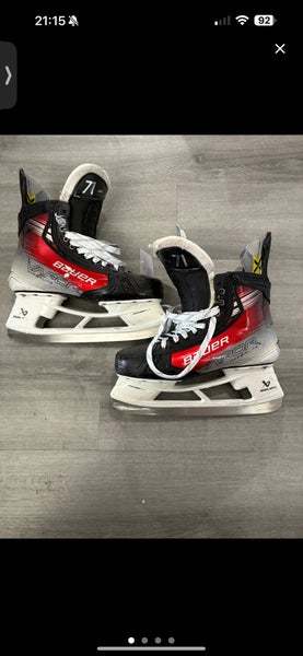 2023 Bauer Vapor Hyperlite 2 Hockey Skates Regular Width Pro Stock 8.5 (Used)