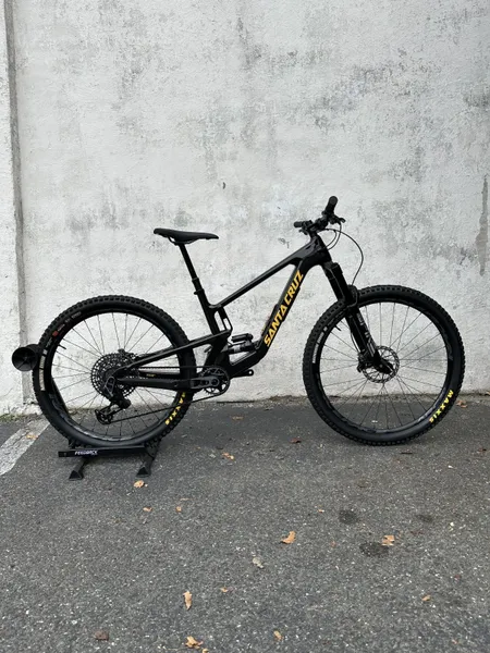 SANTA CRUZ 5010 5 CC X0 AXS 2024 Medium Gloss Black - Brand New Floor Model