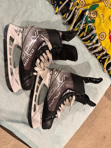 2021 Bauer Vapor Hyperlite Hockey Skates Regular Width Pro Stock 8.5 (Used)