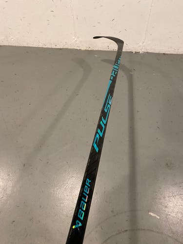 Junior Bauer Pulse Right Handed Hockey Stick P28 50 Flex (New)